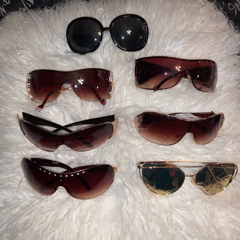 7 pairs of sunglasses.